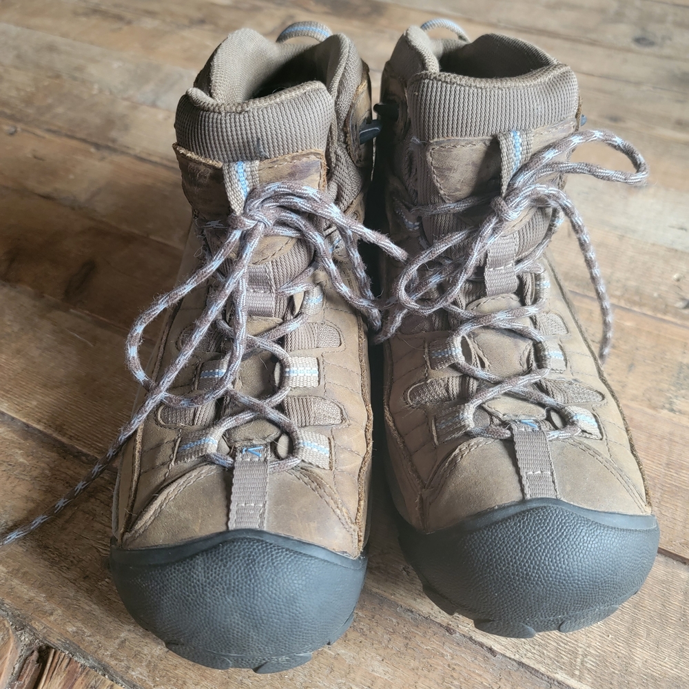 Keen Brown Lace Up Boots with Black Soles